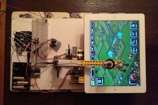 LEGO-ռոբոտ, որն iPad-ով խաղ է խաղում