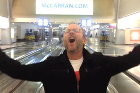 Las Vegas-ի օդանավակայանում գիշերած տղամարդը օրիգինալ տեսահոլովակ է նկարահանեել