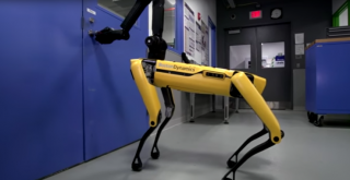 Boston Dynamics-ի ռոբոտը դուռ է բացում